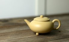 紫砂壶图片： 饱满素雅  温润如玉 全手三足水平  - 美壶网