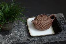 紫砂壶图片：流动的线条 沧桑古朴 岁月波纹~ 柏语 孙伟强张新亚作品 - 美壶网