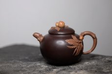 紫砂壶图片：原创作品 孙伟强张新亚合作 寿桃 饱满大气 贴叶精湛 - 美壶网