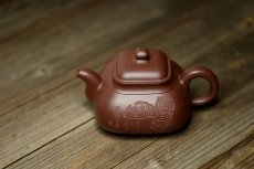 紫砂壶图片：何卫枫全手作品  张听刚装饰 古朴敦厚~ 荆泉四方 - 美壶网
