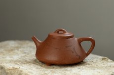 紫砂壶图片：优质降坡泥 文气全手石瓢 骨肉均挺之精品   - 美壶网