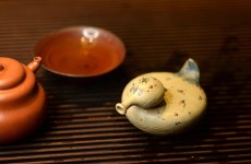 紫砂壶图片：施奇华特色全手茶宠 春江水暖鸭先知 全手七彩鸭 茶盘尤物 - 美壶网