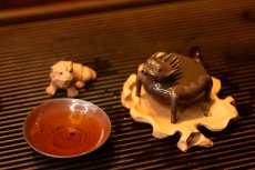 紫砂壶图片：施奇华特色文房茶宠 全手风火小怪兽 茶盘尤物 颇有玩味~ - 美壶网