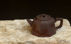 紫砂壶图片：泥绘通景山水 工整挺拔 全手高八方  - 美壶网