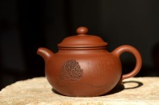 紫砂壶图片：徐家风格 敦厚圆润 全手矮莲子 传统实用 薄意装饰相得益彰 - 美壶网