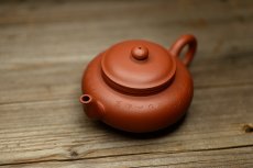 紫砂壶图片：质朴无华 铁线篆之自在心 全手朱泥玉亭 - 美壶网