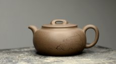 紫砂壶图片：国师和石精心装饰 邵家俊全手青段大归隐 浑厚古朴 文气雅致 - 美壶网