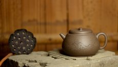 紫砂壶图片：万阗阗最新力作国助和石精刻 全手龙蛋 飘逸俊秀 文气十足 - 美壶网