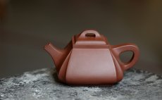 紫砂壶图片：线条刚正挺拔 全手四方抽角 做工精致 - 美壶网