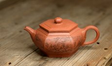 紫砂壶图片：朱牧清大品 通景山水之大彬六方 线条流畅  棱角分明 - 美壶网