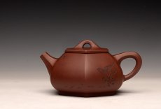 紫砂壶图片：何卫枫全手作品 陆轶舟文气装饰 别具一格 全手六方石瓢 挺拔有力 - 美壶网