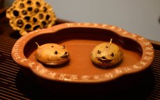 紫砂壶图片：施奇华特色全手茶宠 夏日风情 全手七彩鱼 茶盘尤物 - 美壶网