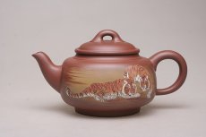 紫砂壶图片：泥绘沁泉壶 - 美壶网