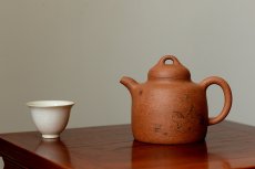 紫砂壶图片：细刻如丝 黄龙山降坡泥 全手高士壶 饱满大气 - 美壶网