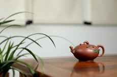 紫砂壶图片：红豆生南国 春来发几枝  孙伟强张新亚合作 原创作品 红豆  - 美壶网