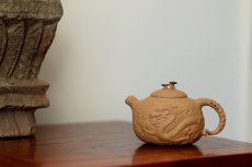 紫砂壶图片：谢多莲全手精品 游龙龚春 古朴之味 游龙生动逼真  - 美壶网