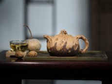 紫砂壶图片：手捏树桩龚春壶 - 美壶网