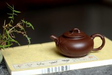 紫砂壶图片：优质老紫泥 大口实用 全手小智竹 贴叶飘逸 - 美壶网
