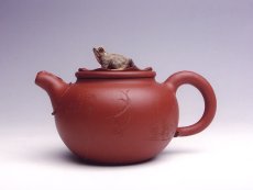 紫砂壶图片：荷塘情趣壶 - 美壶网