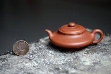 紫砂壶图片：国师顾小英作品 线条流畅 实用精品 水扁 绿茶知音 优质清水泥 - 美壶网