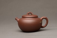 紫砂壶图片：饱满圆润 简意花货 全手脱颖 万阗阗夫人作品 - 美壶网