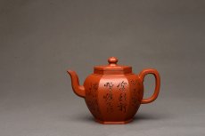 紫砂壶图片：优质朱泥 刻绘老味 全手镶片 六方宫灯 挺拔俊秀  - 美壶网