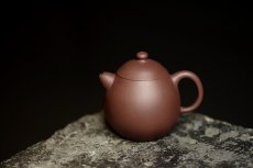 紫砂壶图片：娇小可人 老紫泥 传统经典  全手小文旦 - 美壶网