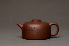 紫砂壶图片：寓意吉祥 稳重典雅 精工全手四灵井栏 - 美壶网