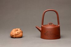 紫砂壶图片：陆逸舟精心装饰 素雅之作 挺拔俊秀 全手曼生提梁  - 美壶网