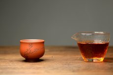 紫砂壶图片：曲峰佛陀杯 以底槽清打底粉降坡泥 精致实用  - 美壶网