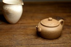 紫砂壶图片：国助工唐文新作 五彩段泥隐乐壶  端庄秀气 助工袁德波装饰 - 美壶网