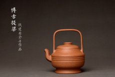 紫砂壶图片：钱建荷全手新作 书房茗器 博古提梁 做工精致 浑厚大气 - 美壶网
