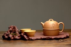 紫砂壶图片：国助工唐文新作 至雍壶 由游心堂主人装饰 - 美壶网