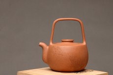 紫砂壶图片：钱建荷全手新作 福乐提梁 做工精致 游心堂装饰 - 美壶网