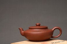 紫砂壶图片：何卫枫 优质底槽青 全手汉扁 李彦雄装饰通景山水 传统经典 强强联合 - 美壶网