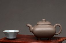 紫砂壶图片：何卫枫最新全手作品  厚重大气 经典传统 老辣传炉 优质青灰泥 - 美壶网