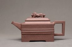 紫砂壶图片：何卫枫全手力作 规整厚重 全手青狮 - 美壶网