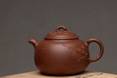 紫砂壶图片：江家风格 梅枝疏朗 贴叶精彩 全手寒香 - 美壶网