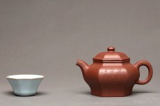 紫砂壶图片：何卫枫最新全手作品  稳重大气 全手恒古六方 国工师陈宏林装饰  - 美壶网