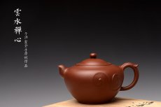 紫砂壶图片：于洪霞丙申春作品 飘逸出尘 雅致 全手云水禅心 出水如注 - 美壶网