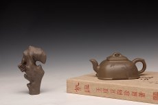 紫砂壶图片：陶刻实力派赵辉装饰  稳重大气 全手墩方 何卫枫经典代表作 做工精致 - 美壶网