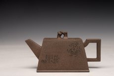 紫砂壶图片：何卫枫新作 陆轶舟装饰 文气耐品~ 全手龙顶四方 优质青段 - 美壶网