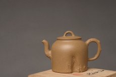 紫砂壶图片：高雪琴全手新作 优质段泥 端庄丰润 缎松 松皮逼真 - 美壶网