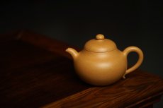 紫砂壶图片：一把好梨 老段泥 清风送爽 曲峰新作 黄梨 耐品 - 美壶网