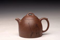紫砂壶图片：周斌全手新作 朴素敦厚 全手秦权 文气佳品 游心堂主人装饰 油润段泥 - 美壶网
