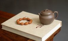 紫砂壶图片：造型新颖 耐品可人 全手青段禅钟 国师和石装饰 - 美壶网