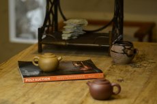 紫砂壶图片：美壶特惠 茶人最爱 古朴小品 实用小巨轮~紫泥 段泥一对 - 美壶网