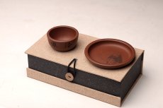 紫砂壶图片：精品紫砂杯 用料做工考究 游心堂主人精刻 送礼自用均佳 仅6套 - 美壶网