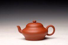 紫砂壶图片：徐亚春新作 韵味十足 娇小可人 优质朱泥~全手梨形  - 美壶网
