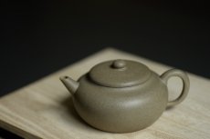 紫砂壶图片：王薇实用全手 圆润可人 优质青段 小玉扁 - 美壶网